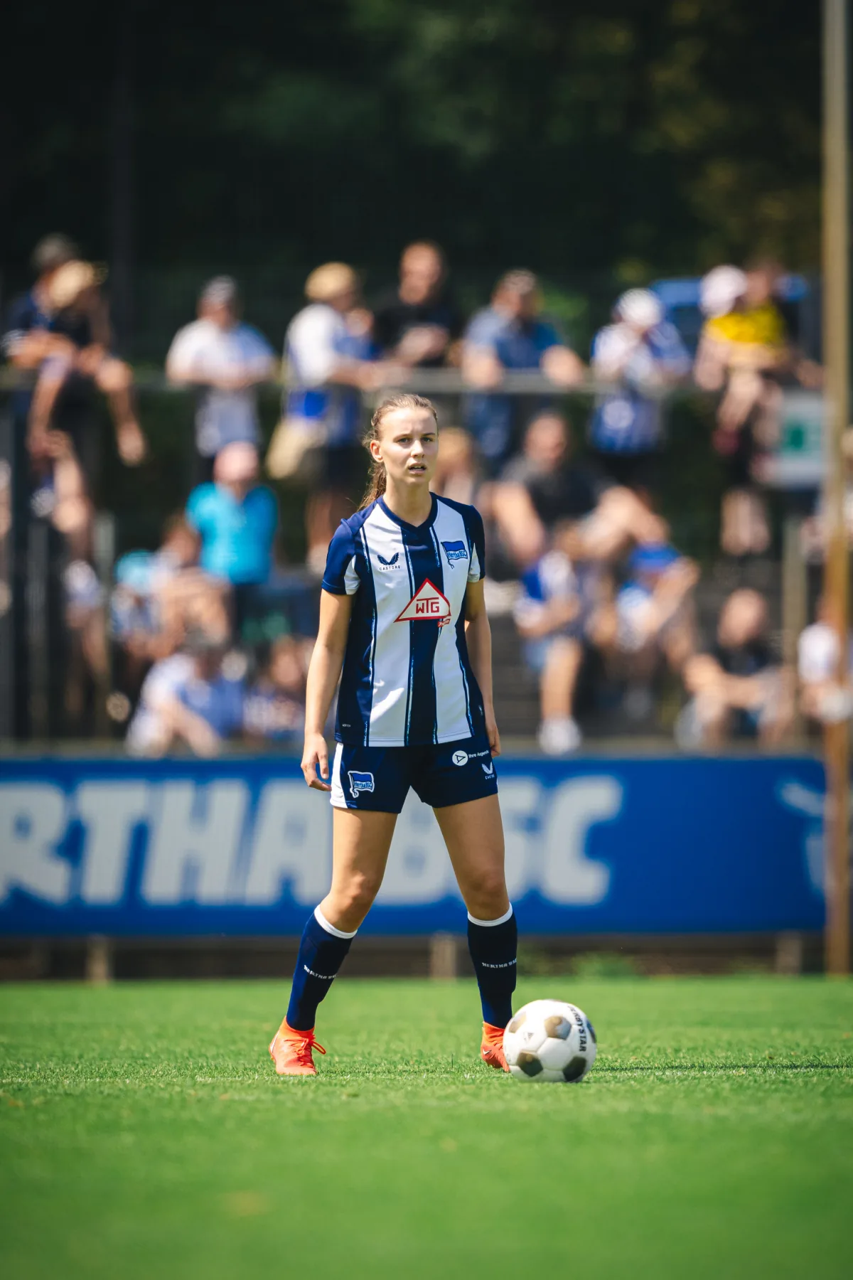 Spielerin der Hertha BSC Frauen wartet konzentriert am Ball