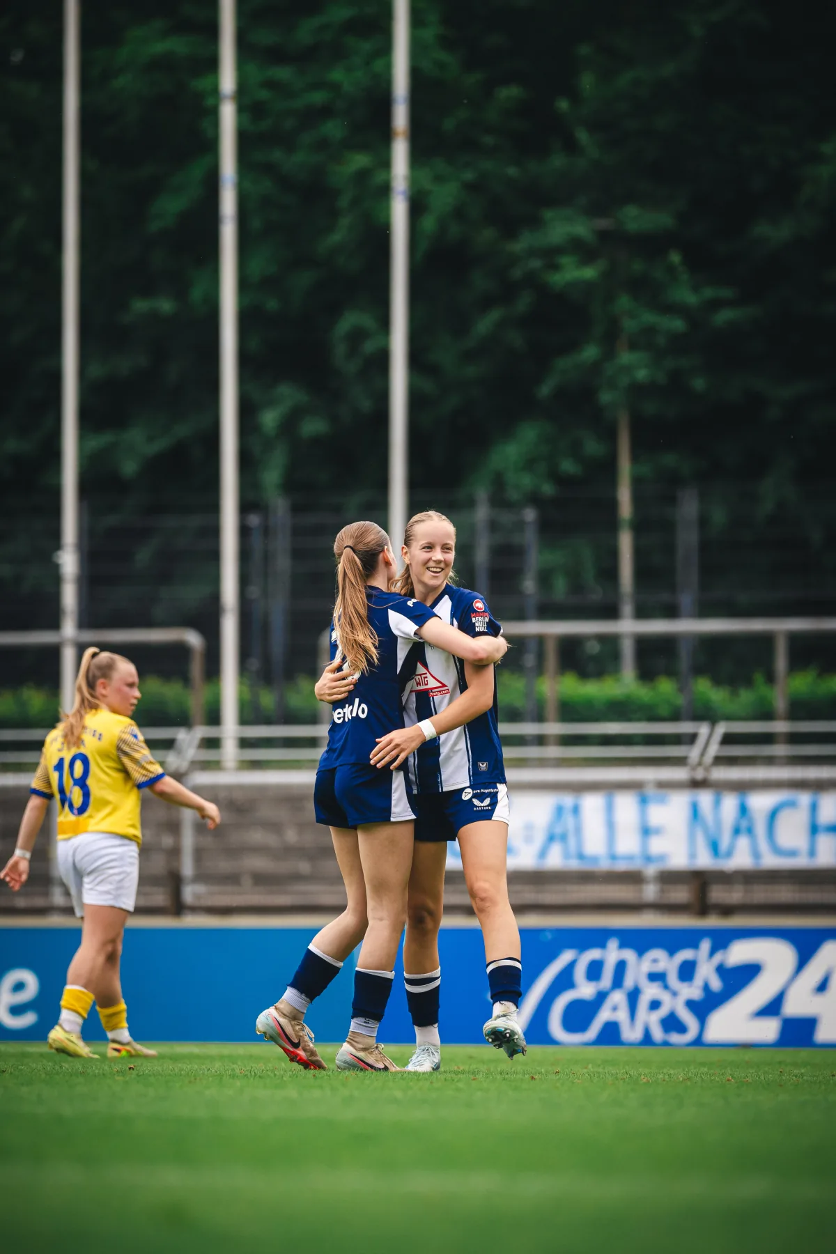 Zwei Spielerinnen der Hertha BSC Frauen freuen sich gemeinsam